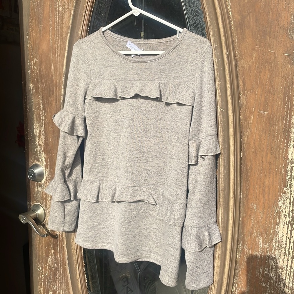 Hailey & Co Ruffle top! small - Picture 2 of 4